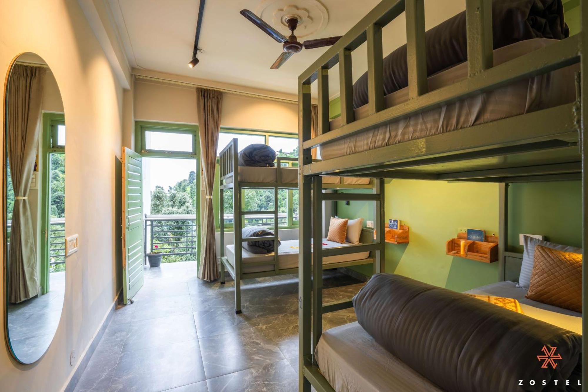 Albergue Zostel Dharamkot McLeod Ganj Exterior foto