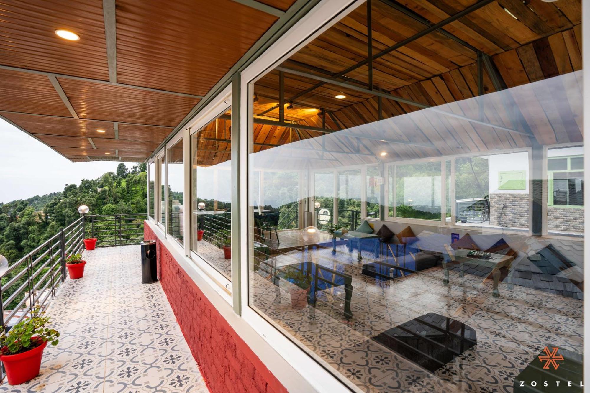 Albergue Zostel Dharamkot McLeod Ganj Exterior foto