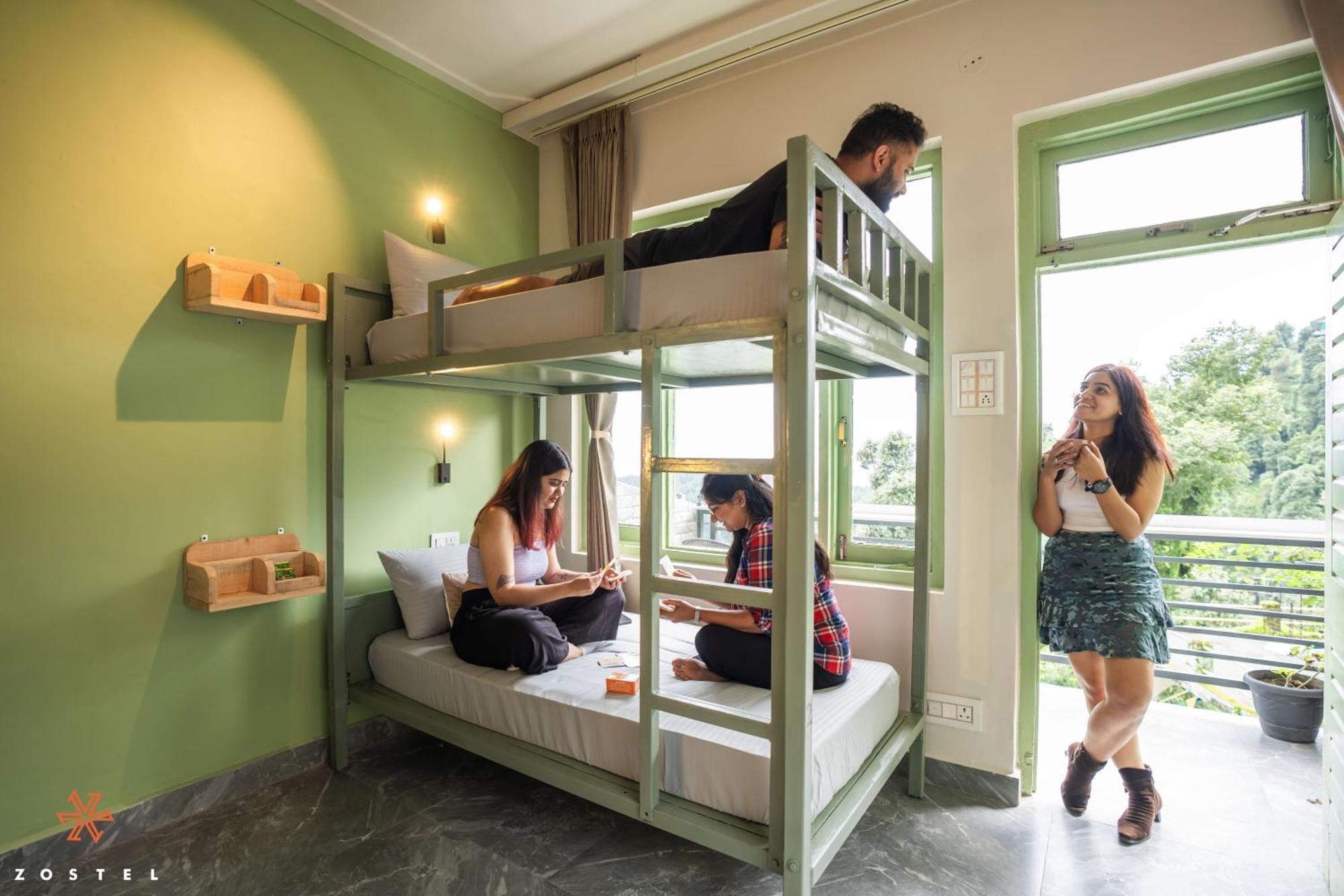 Albergue Zostel Dharamkot McLeod Ganj Exterior foto