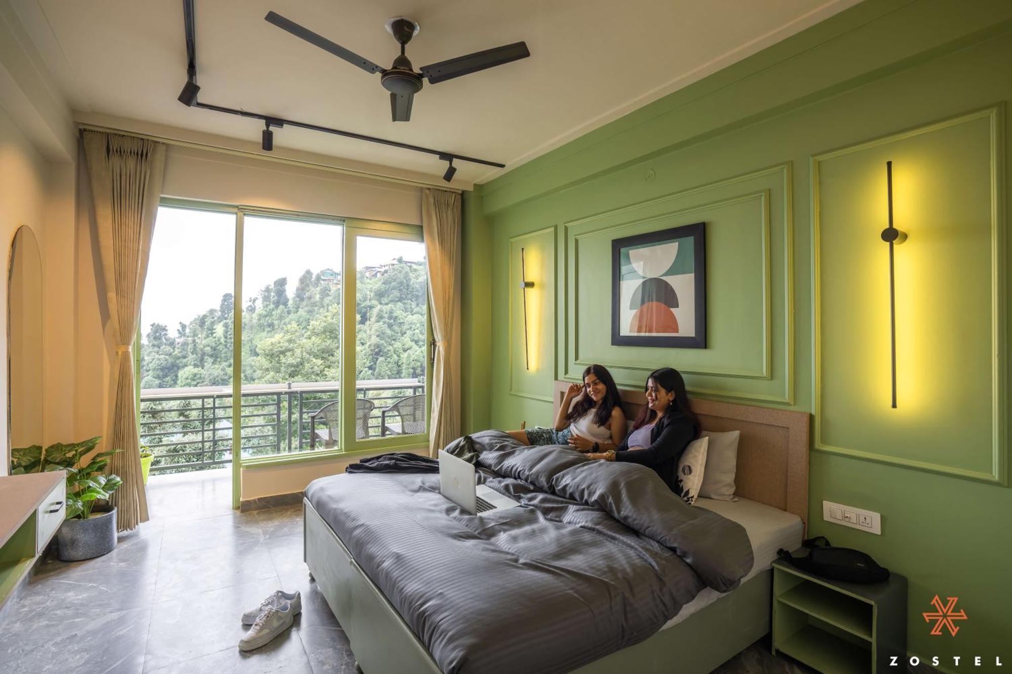 Albergue Zostel Dharamkot McLeod Ganj Exterior foto