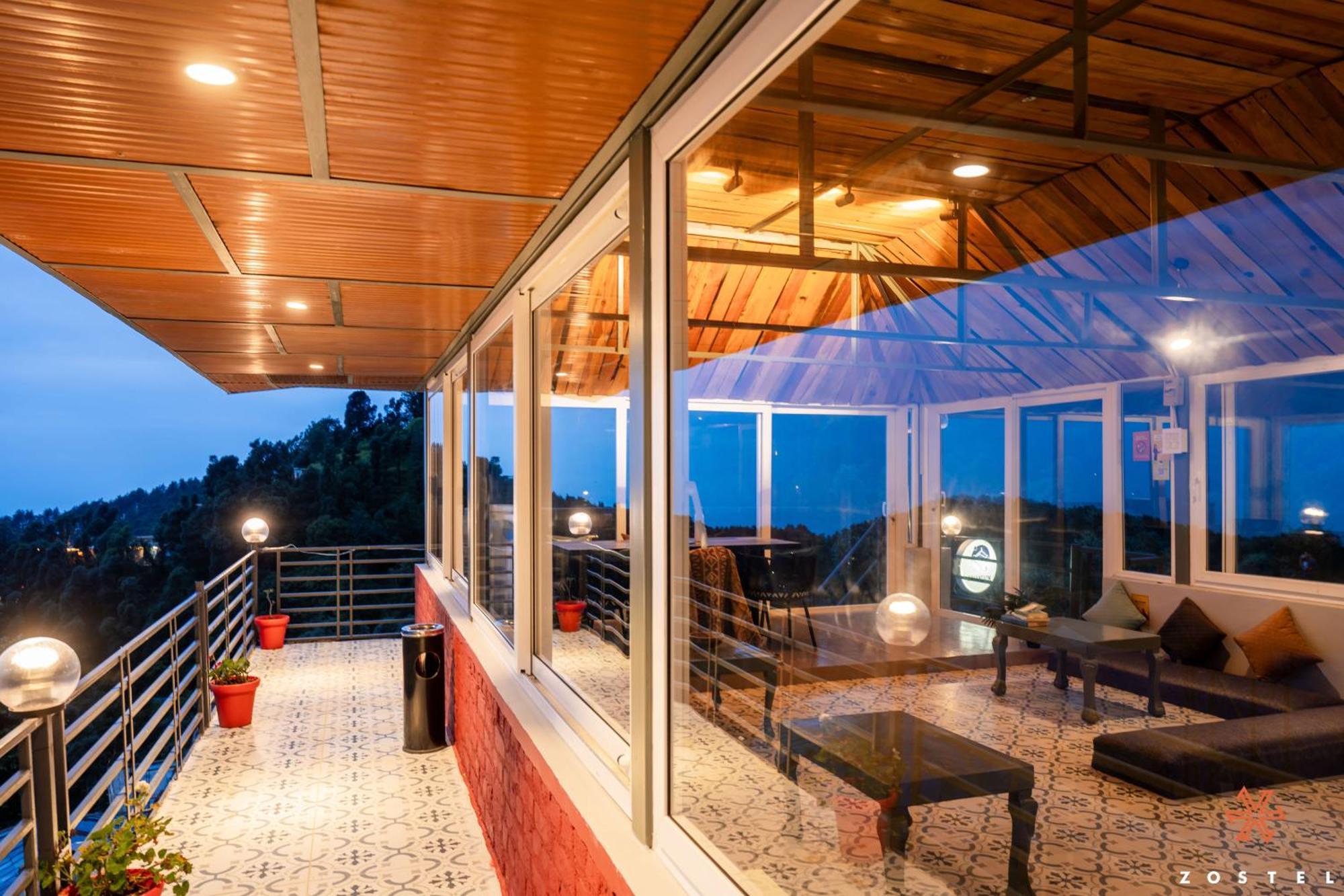 Albergue Zostel Dharamkot McLeod Ganj Exterior foto