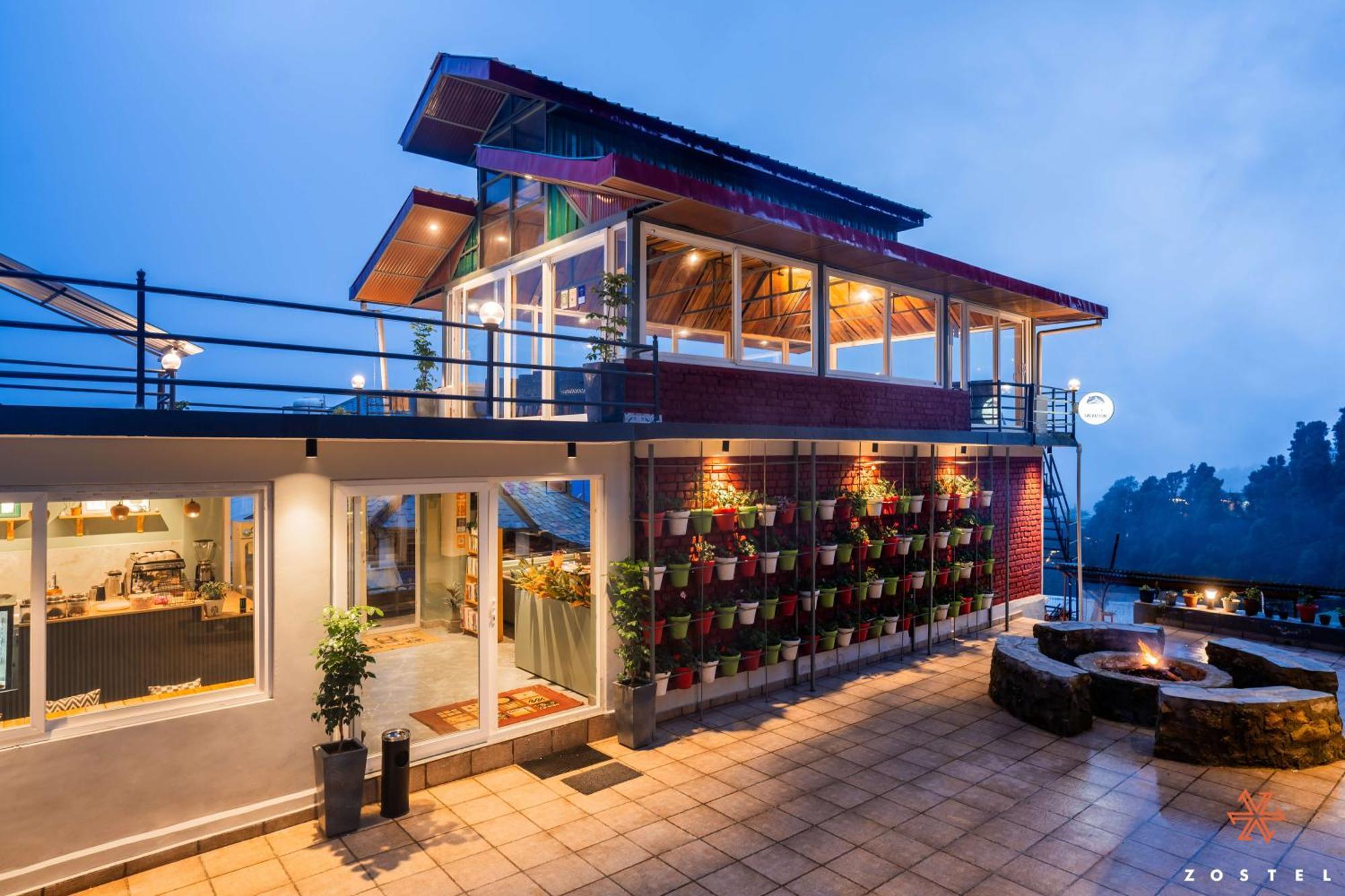 Albergue Zostel Dharamkot McLeod Ganj Exterior foto