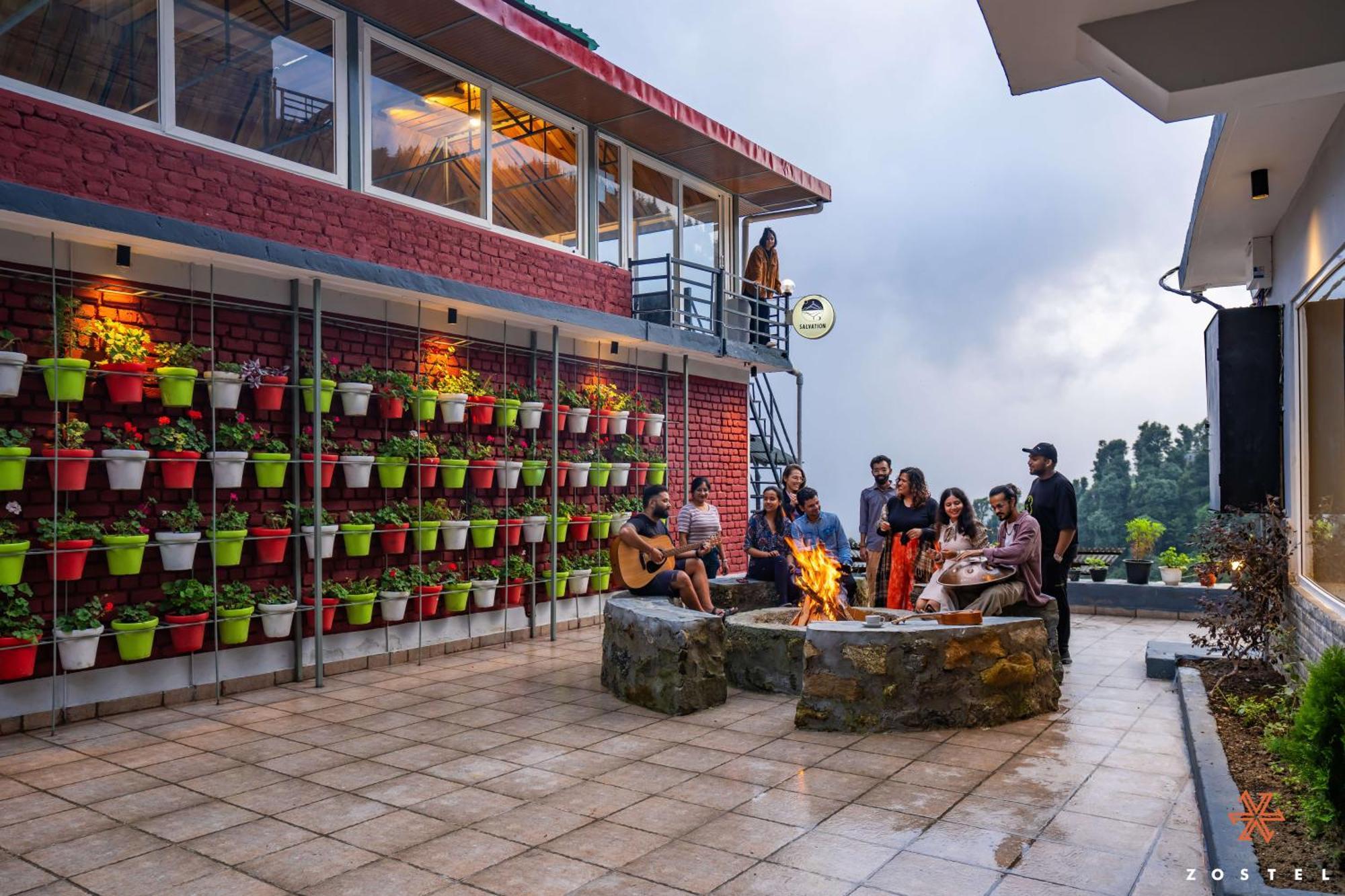 Albergue Zostel Dharamkot McLeod Ganj Exterior foto